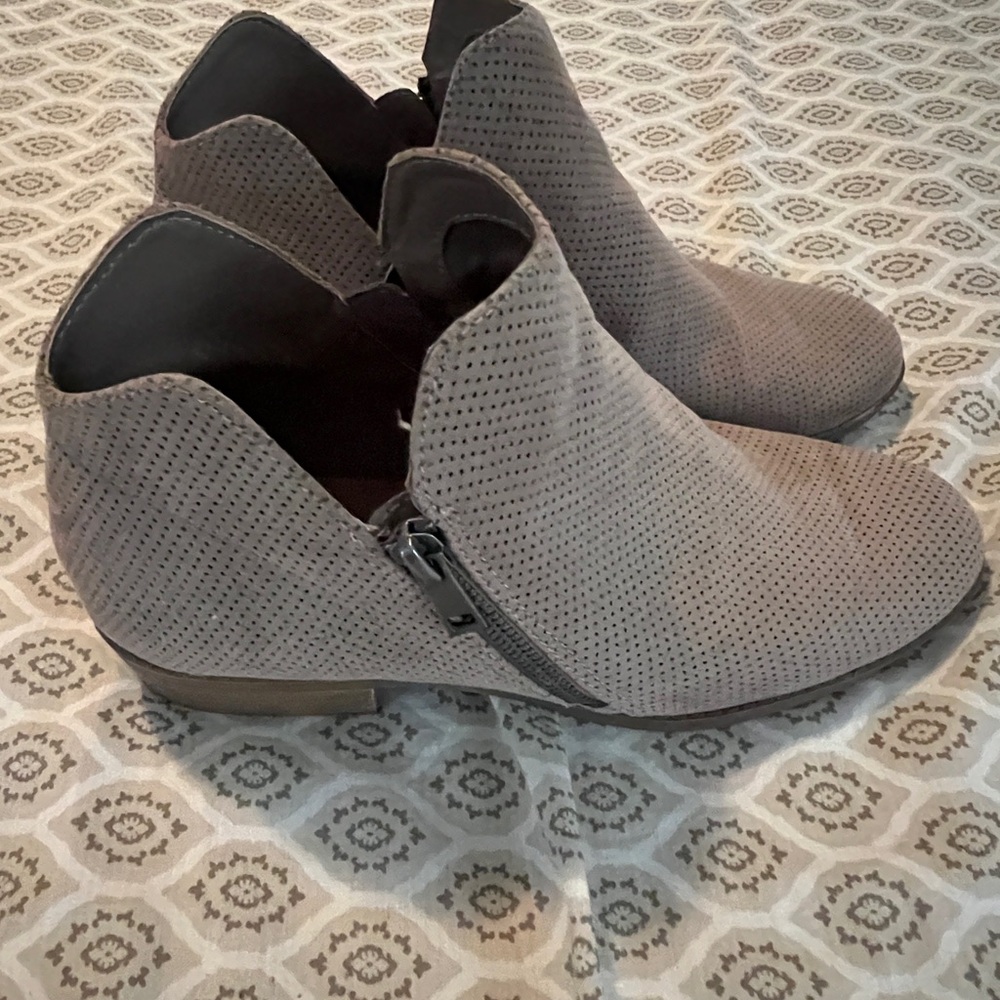 Universal Thread Perforated taupe Ankle Boots size 10
